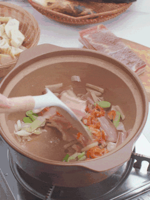 砂鍋中倒入油，放入姜片、蔥段、咸肉、海米炒出香味。
