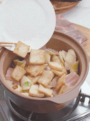 依次下春筍、豆腐，開水沒過食材。