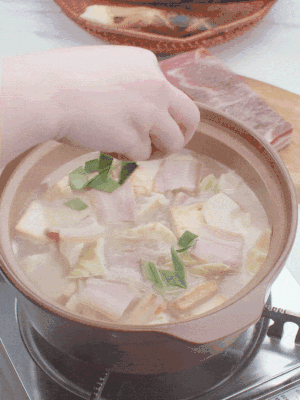 一小撮鹽、糖、雞精調(diào)味，最后撒點(diǎn)蒜葉點(diǎn)綴。