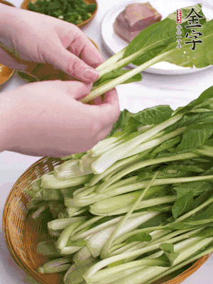 小青菜掰成一片片。