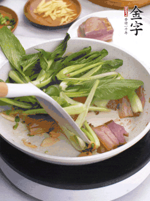 下小青菜翻炒，菜梆子變軟時，撒一點鹽、雞精調(diào)味。