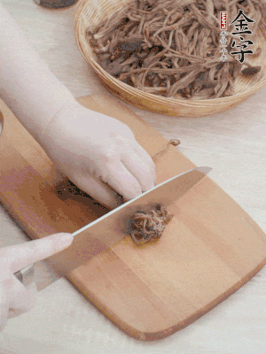 干茶樹(shù)菇浸泡過(guò)夜，去老根焯水，擠干水份。