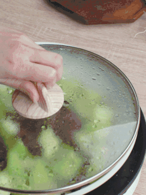 西葫蘆略出水時(shí)，加一小撮鹽調(diào)味。