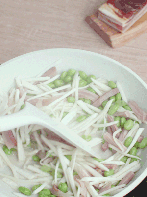 下茭白絲、青豆翻炒。