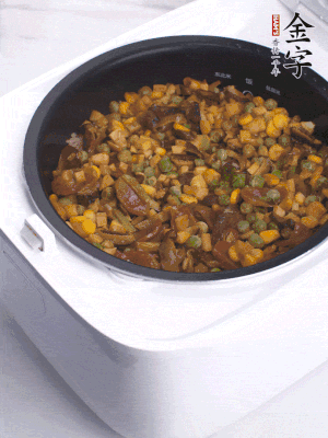 電飯煲按煮飯鍵，出鍋撒蔥花。