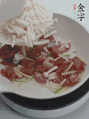 放白玉菇、青紅辣椒、雞蛋。
