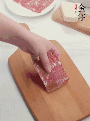 金字培根火腿改刀切小片；白洋蔥切??；新鮮豌豆剝殼。