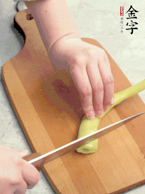 蔥切段，姜切絲，辣椒斜切成塊。