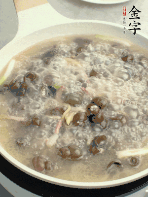 放辣椒，加一點(diǎn)鹽、糖，大火翻炒。