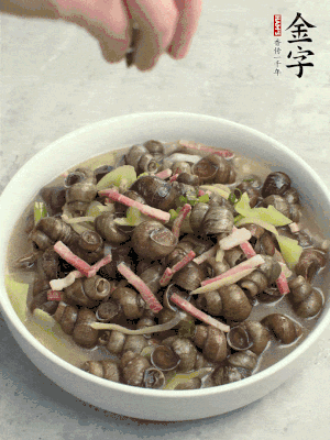 出鍋，撒點(diǎn)蔥花。