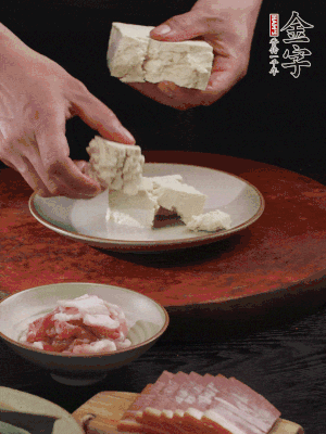 一塊老豆腐掰成大塊。