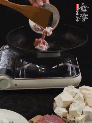 冷油潤(rùn)鍋，下五花肉煸香。