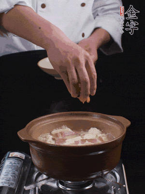 下蝦仁干，煮5分鐘。撒蒜葉，煮1分鐘。