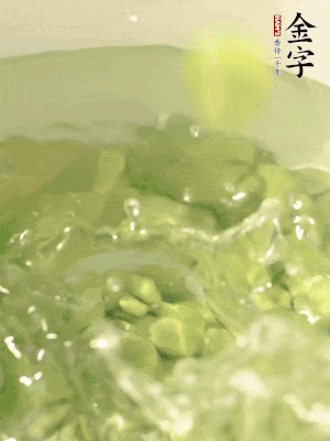 新鮮蠶豆熱水焯水30秒，然后浸入涼水。
