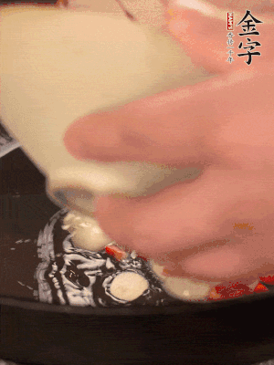 豬油潤(rùn)鍋，下辣椒、大蒜、火腿片煸香。