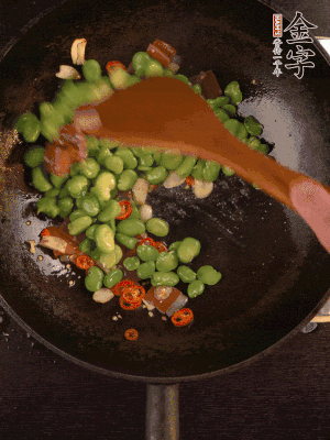 再下蠶豆煸炒，加1勺料酒調(diào)味。