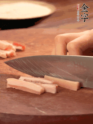 金字淡咸肉切丁。
