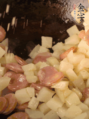 再放烤腸片煎熟。撒點鹽、孜然粉、辣椒面。