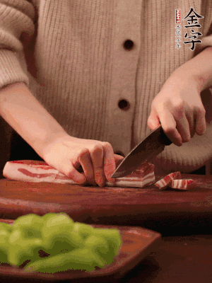 金字淡咸肉切片，冷水入鍋，加姜片、料酒略焯水。同步，五花肉切塊焯水。