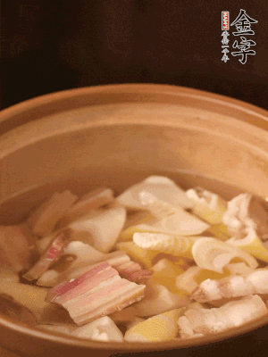 春筍、咸肉、咸肉一起入砂鍋，加姜片、料酒、清水大火煮沸到湯色變白。轉(zhuǎn)小火慢篤半小時。