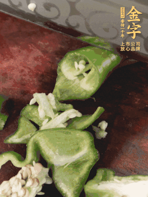 辣椒洗凈斜切成段，蒜切片。