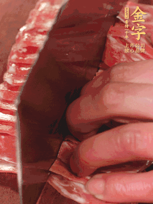 金字蒸炒火腿對(duì)半改刀。
