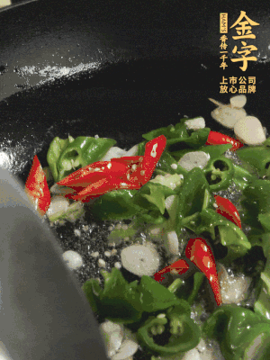 起鍋燒油，加辣椒、蒜片大火翻炒出香味。