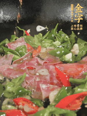 再下蒸炒火腿煸炒，加少許白糖提鮮。