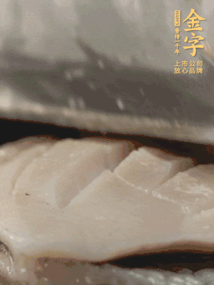 鮑魚用勺子撬出來，去掉內(nèi)臟和牙齒，加面粉、白醋、鹽、啤酒抓一下，清水洗凈，切花刀。