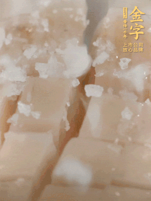 鮑魚中加點鹽、蠔油抓拌一下。