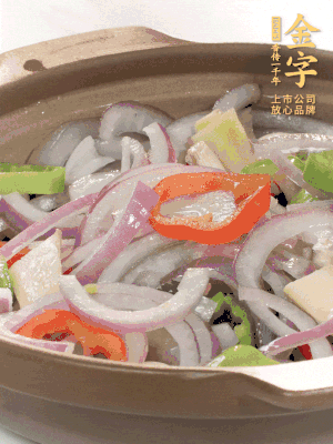 砂鍋底鋪上香菜，放上料頭，再放上焯過水的鮑魚殼。