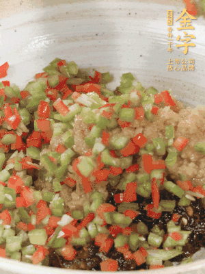 XO醬、蒜蓉醬、青紅椒粒攪拌成醬料。