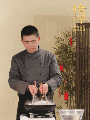 整只土雞冷水下鍋，加蔥姜、料酒焯水，撈出后用溫水清洗干凈。
