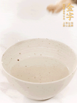 羊肚菌流水洗凈2遍后，溫水泡發(fā)15-20分鐘。