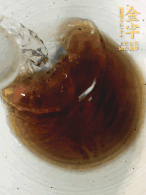 黃酒中加清水、蒸魚豉油、白砂糖混合均勻。