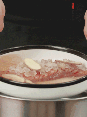 置于盤中，加冰糖100g、黃酒100g、水200g，上鍋蒸20分鐘。