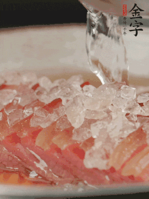 依舊放上冰糖100g、黃酒100g、水200g，鍋中再蒸15分鐘。