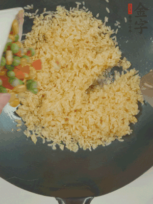 下豌豆粒、胡蘿卜粒、玉米粒。（買(mǎi)現(xiàn)成冷凍的雜菜即可，非常方便）