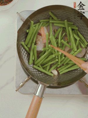 下掰好的缸豆段翻炒，略燜煮。