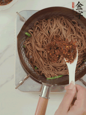 下蕎麥面，淋上少許醬油，加2勺金字火腿大師醬略翻炒即可。