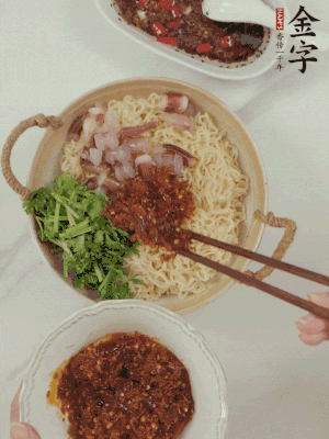 在面上鋪魷魚、香菜、金字火腿大師醬。
