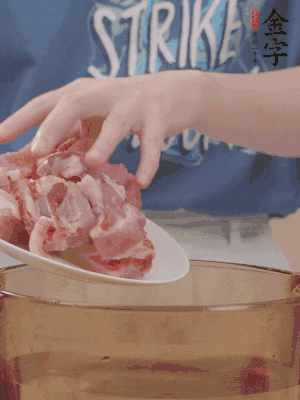 排骨剁小塊，加姜片、料酒沸水下鍋焯水。