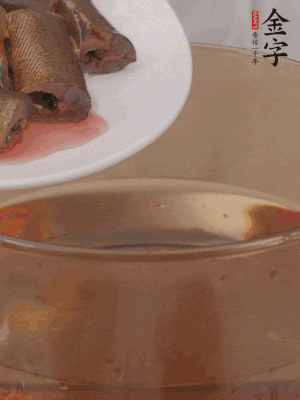 處理干凈的黃鱔段，加姜片、料酒沸水下鍋焯水。撈出用涼水沖洗干凈。