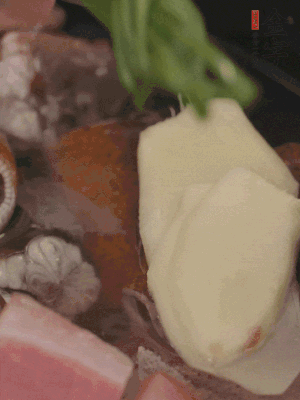 加姜片、蔥結(jié)、料酒。