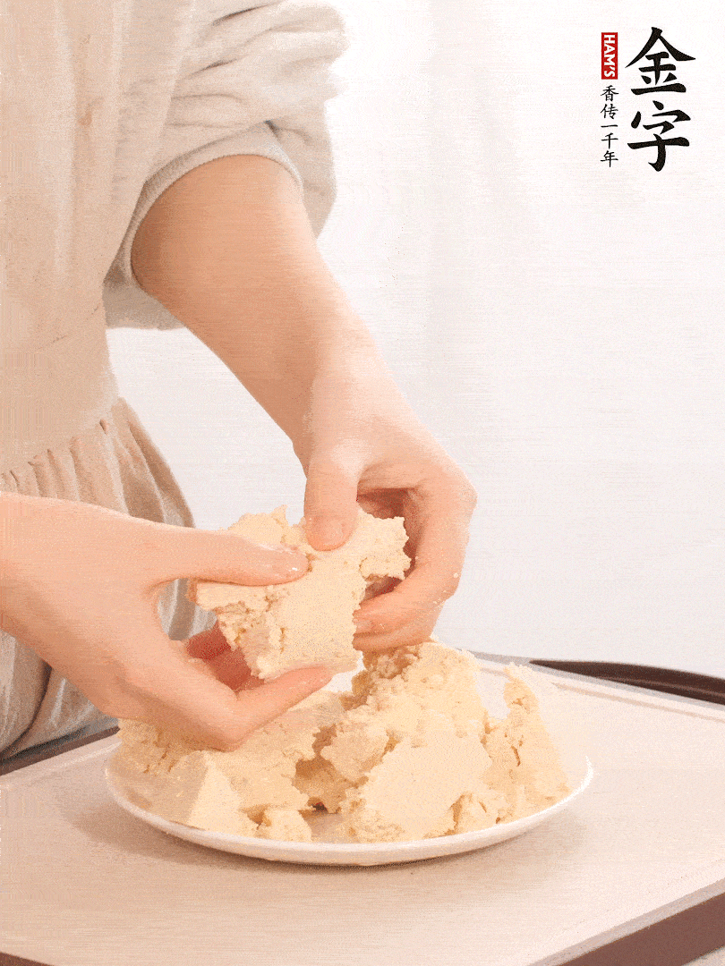 老豆腐用手掰成塊。