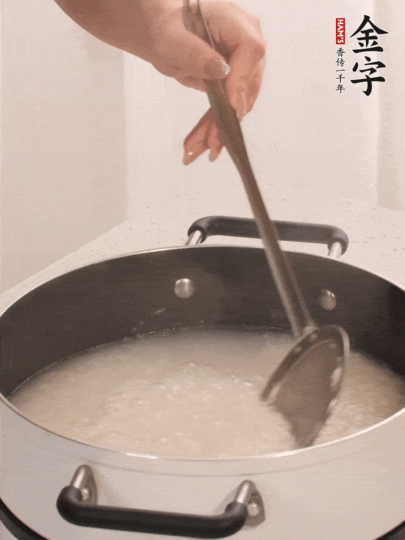 香菇、土豆、胡蘿卜、金字土香腸切小塊。