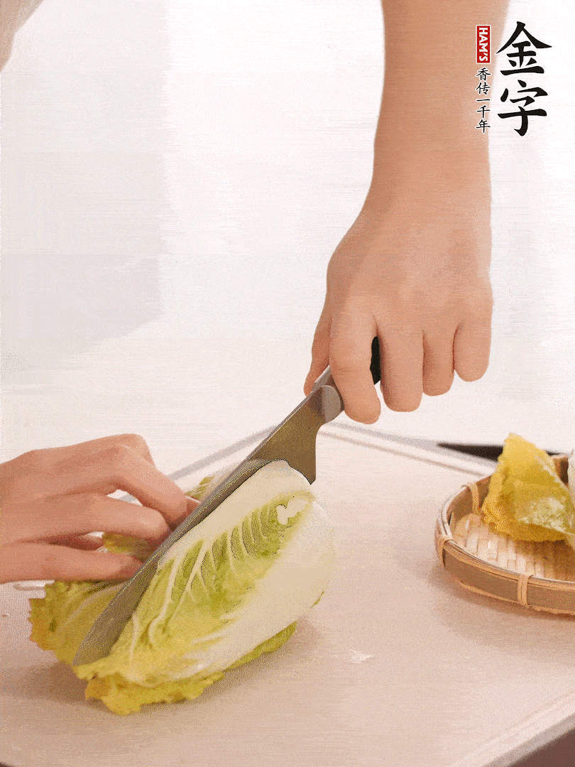 生姜切末，白菜改刀成成塊。