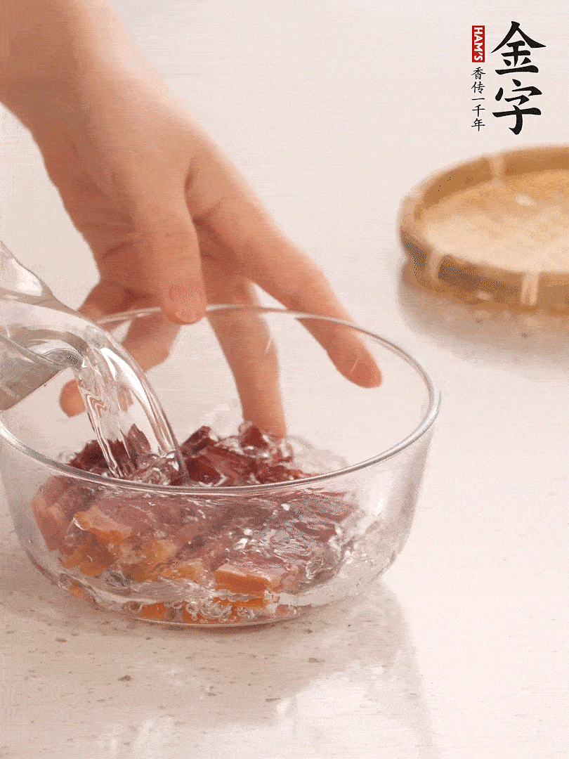 金字火腿切片，溫水泡5分鐘。