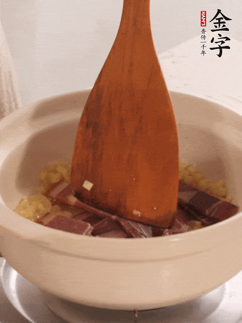 加熱水，加入白菜蓋上蓋子煨煮3分鐘。