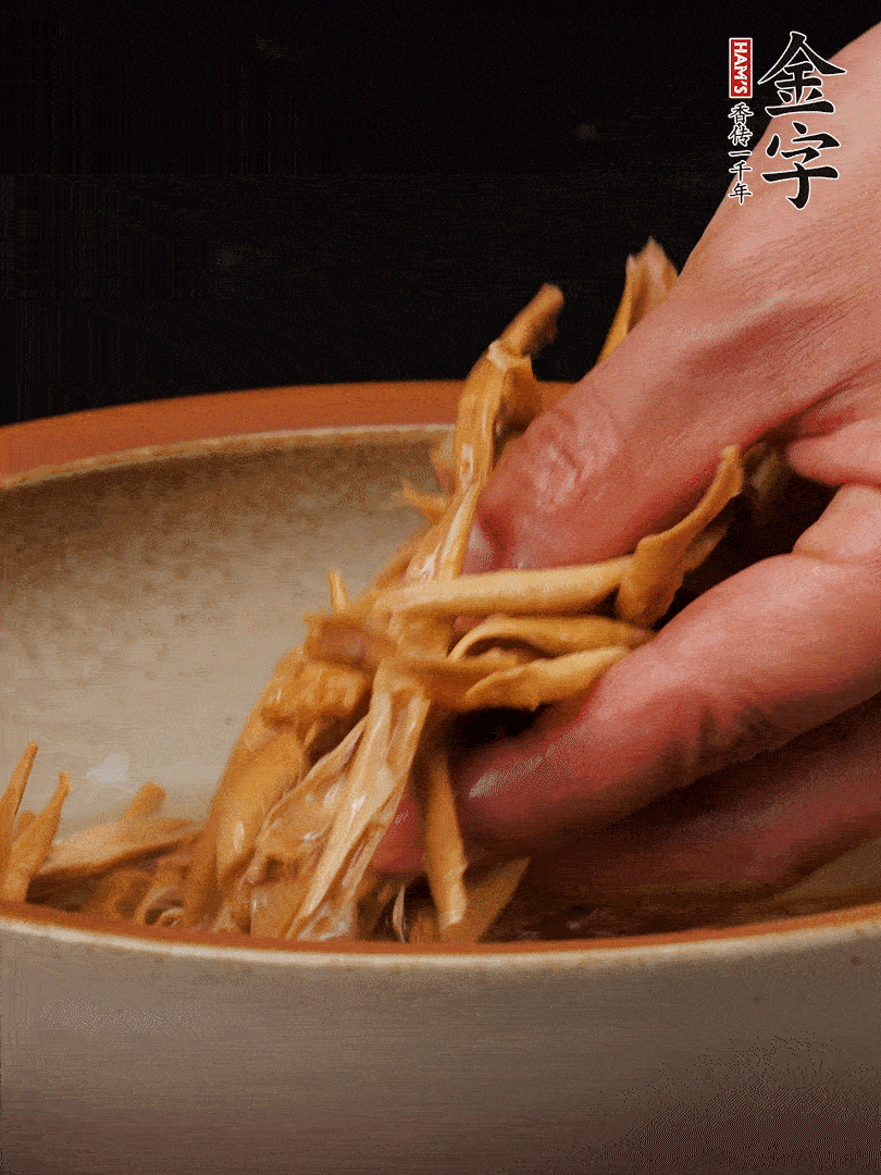 農(nóng)家土筍尖提前泡軟，用刀劃成細絲，這樣會更加入味。